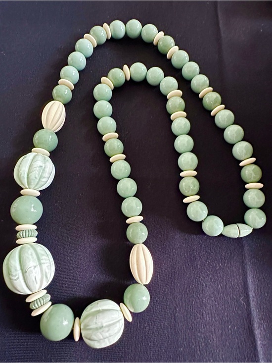 Jewelry - Vintage Avon EUC “Burst of Spring” green & cream lucite necklace. Appx. 27” drop